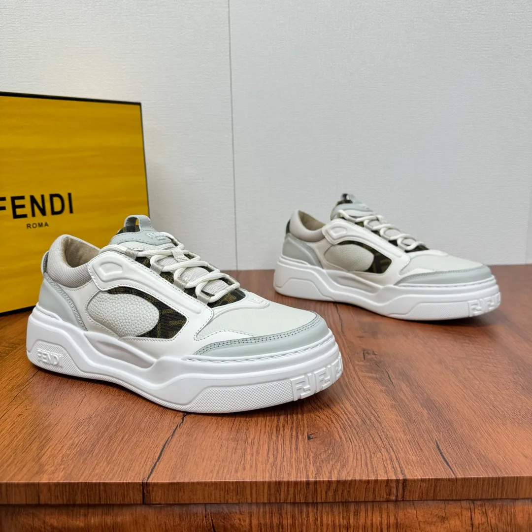 Batch 780 FENDI/FENDI Force men's sports shoes, new thick-soled lightweight lace-up low-top shoes at the counter, made of white full-grain leather and white and brown smooth leather, with padded elements. Brown FF jacquard and yellow technical fabric details. Lightweight, thick white sole with FF graphic details on the toe and heel. Main body of pebbled soft cowhide with Nappa calfskin. Contrasting color multiple composite splicing, extremely modern and youthful, webbing style lace-up hole design, multiple injection molded brand logo plastic modules on the toe, and embroidered FF logo on the side, heavy craftsmanship, full of details, super high quality control and fine workmanship! Full mesh breathable lining, ultra-light TPR foam rubber; molded outsole, lightweight and versatile, non-slip and wear-resistant! Comes with full packaging! Size: 39-40-41-42-43-44 Leather shoe size (can be customized, 38.45 cannot be returned or exchanged) Item number: 7E1728 Gray and white